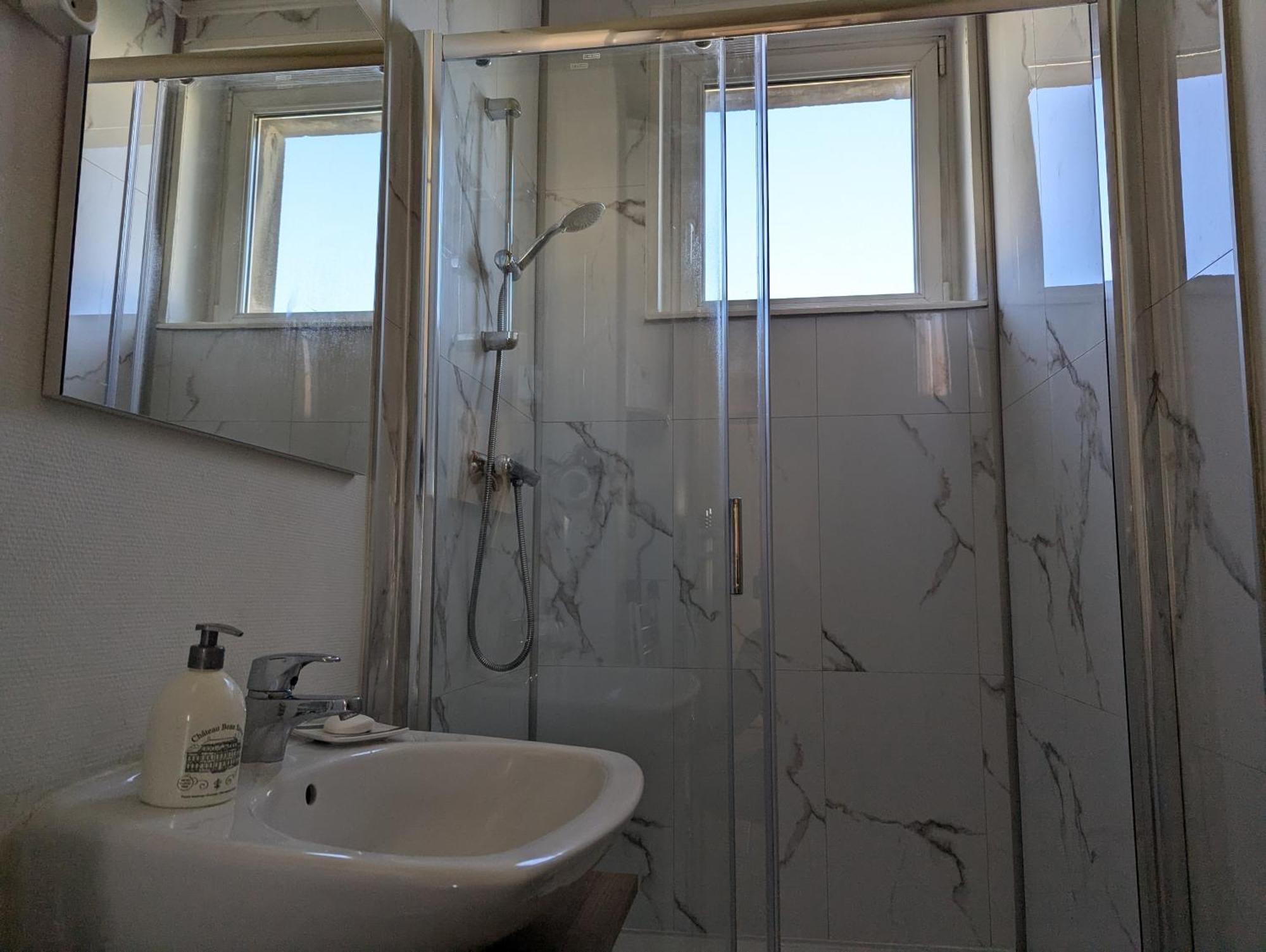 Le Mirage - Appartement 2 Chambres, Salon, Cuisine Equipee, Parking Et Wifi Gratuit Mulhouse Luaran gambar